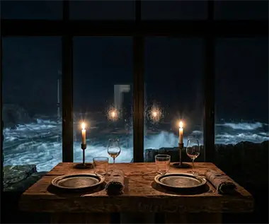 Ambiance tamisée autour d'une table au restaurant La Dernière Lame à Sauzon.