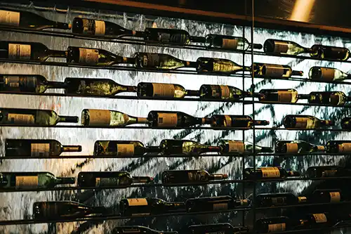 Alignement de bouteilles dans la cave du restaurant La Dernière Lame à Sauzon.