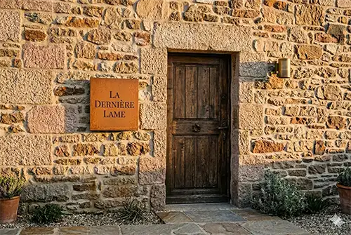 La porte d'entrée accueillante du restaurant La Dernière Lame à Sauzon.